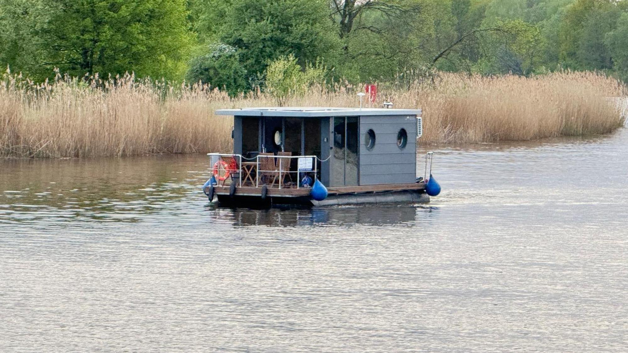 Houseboat Water Boy Apartament Plywajacy Dom Na Wodzie Lodz Uraz  エクステリア 写真