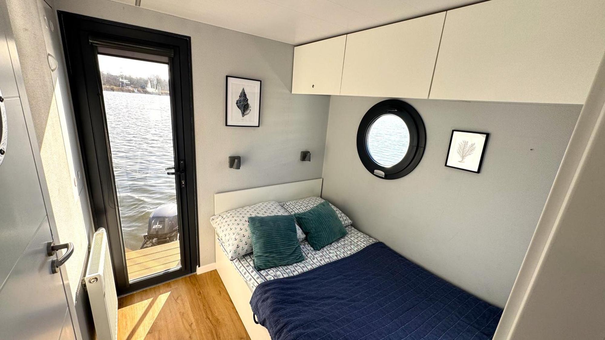 Houseboat Water Boy Apartament Plywajacy Dom Na Wodzie Lodz Uraz  エクステリア 写真